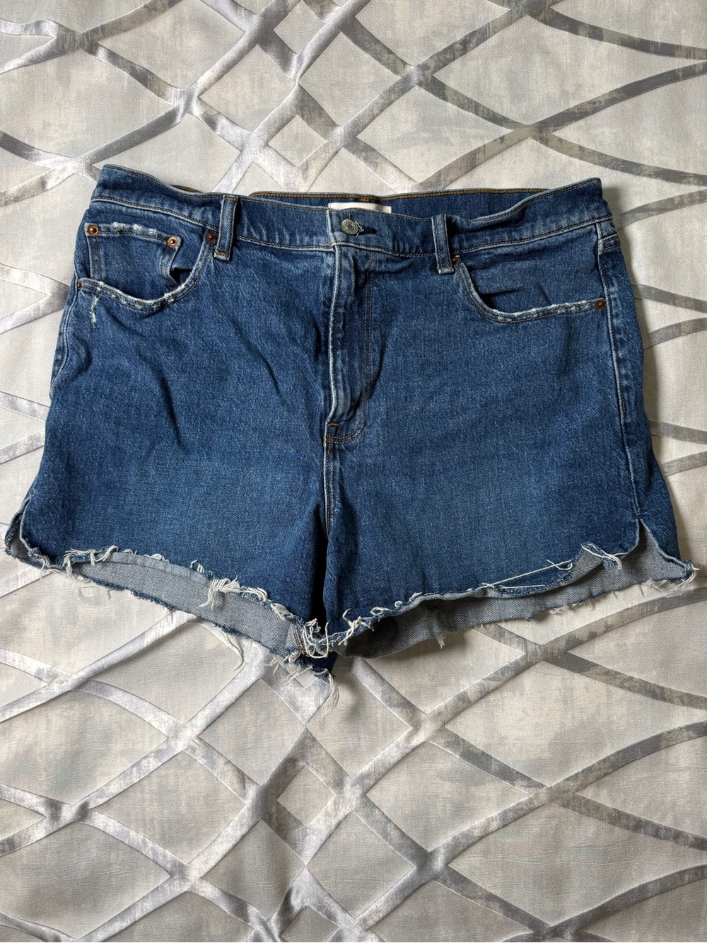 Abercrombie & Fitch High Rise 4” Mom Shorts 16/33. NWOT